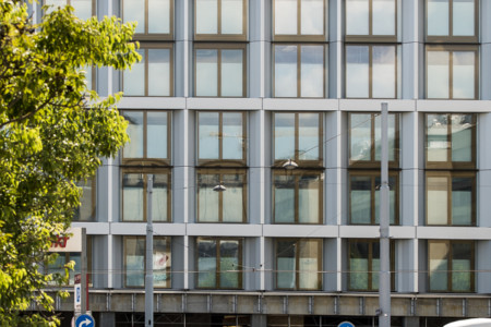 Regard sur le PAV - Le Campus - La façade - Août 2024